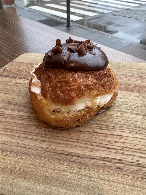 Fastelavnsbolle med creme, flødeskum og hindbær- marmelade