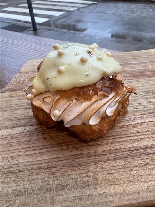 Fastelavnsbolle med lemon curd og italiensk marings