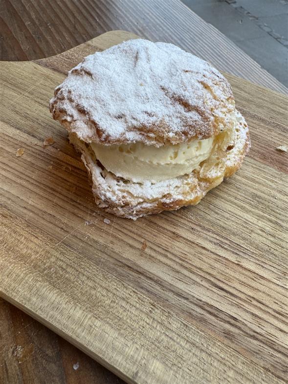 Fastelavnsbolle med vaniljecreme